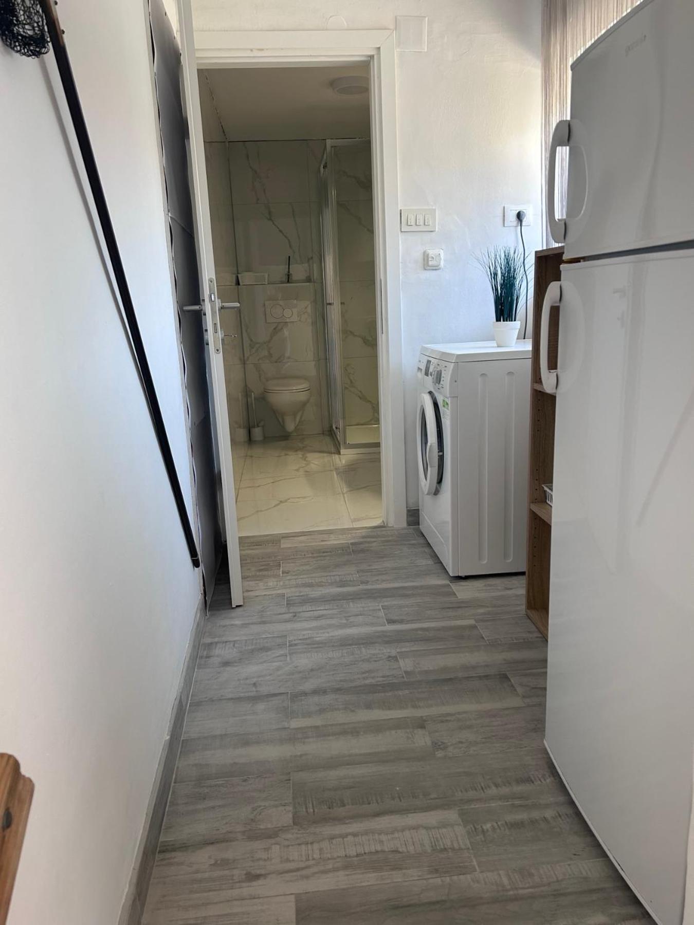 Apartment Jonas โรวีน ภายนอก รูปภาพ